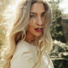 Cheveux Électriques : Comment les Dompter ?