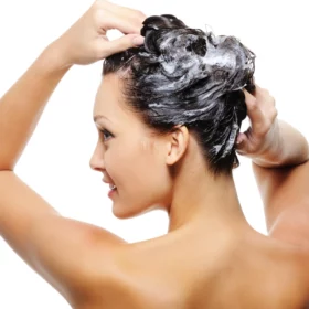 Comment bien se laver les cheveux?